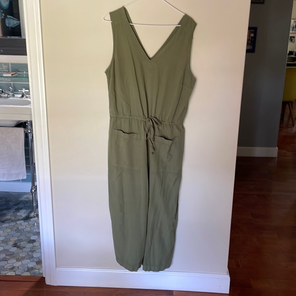 Sleeveless Old Navy sz L utility jumpsuit 🫒 olive green, pockets so cute